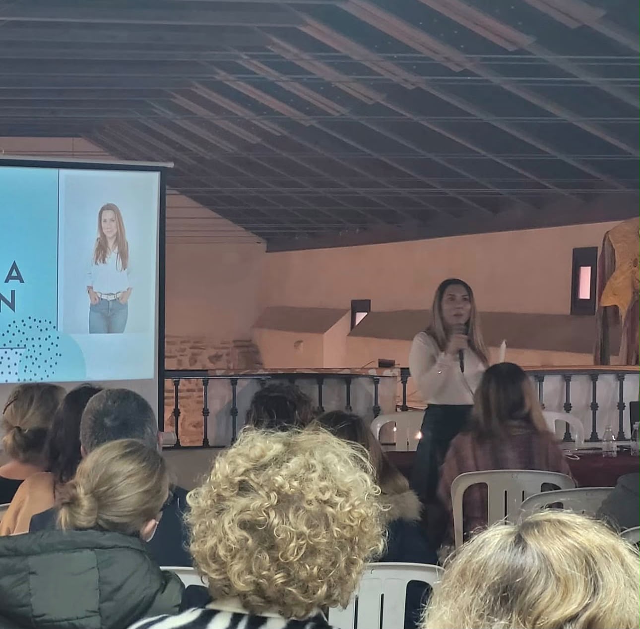 Mónica Lidón dando una ponencia con su nombre en pantalla